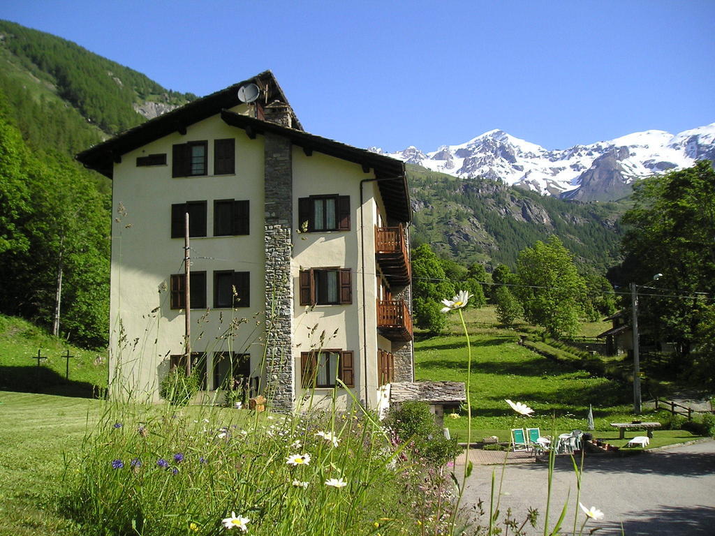 Mont Gele Hotell Ollomont Exteriör bild