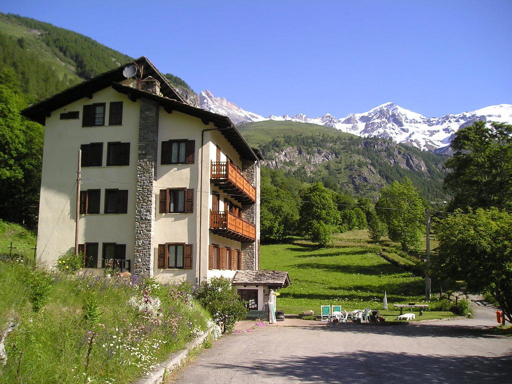 Mont Gele Hotell Ollomont Exteriör bild