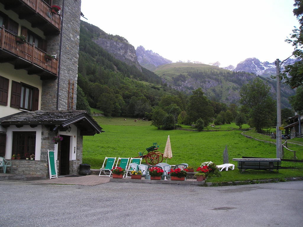 Mont Gele Hotell Ollomont Exteriör bild