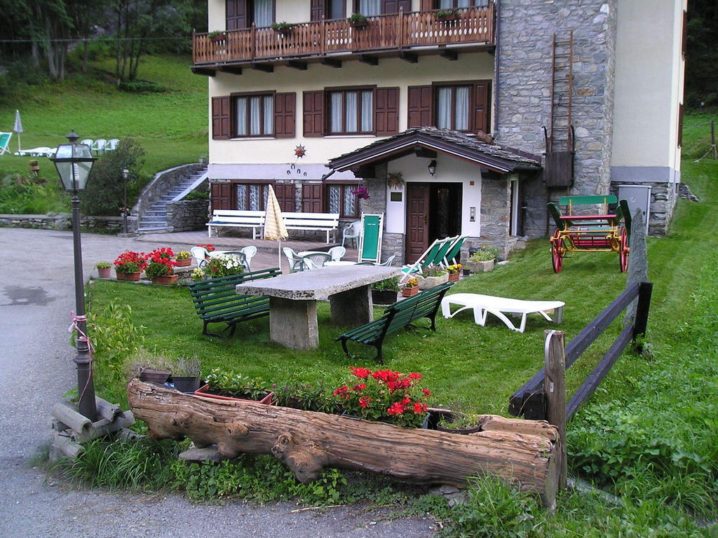 Mont Gele Hotell Ollomont Exteriör bild
