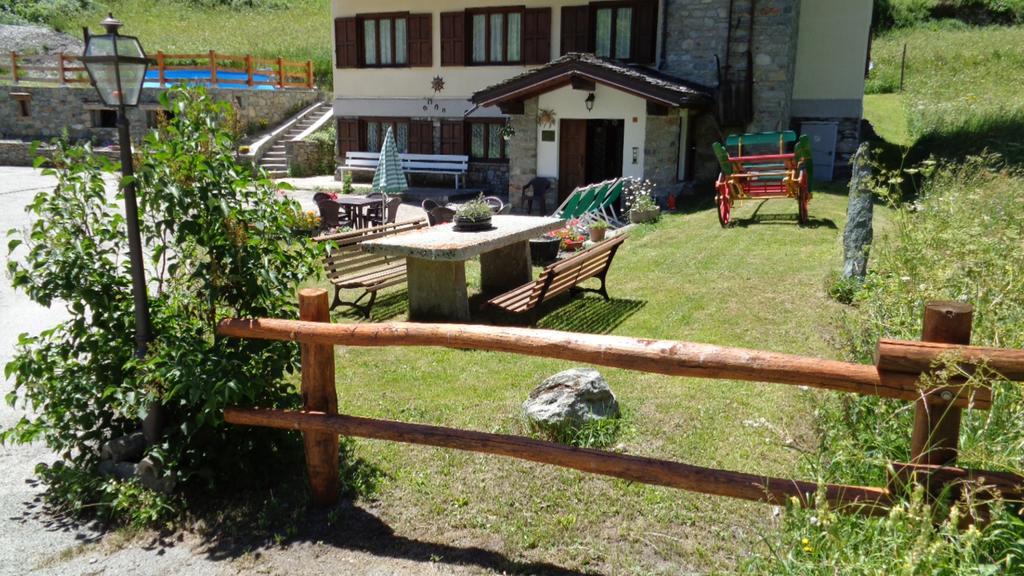 Mont Gele Hotell Ollomont Exteriör bild