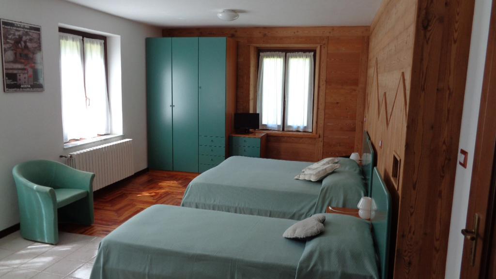 Mont Gele Hotell Ollomont Exteriör bild