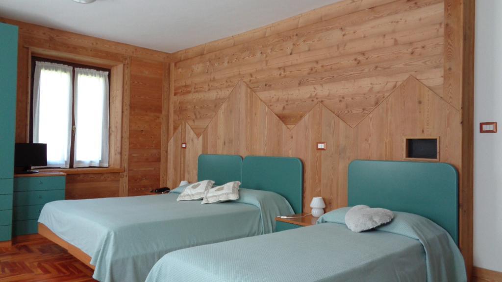 Mont Gele Hotell Ollomont Exteriör bild