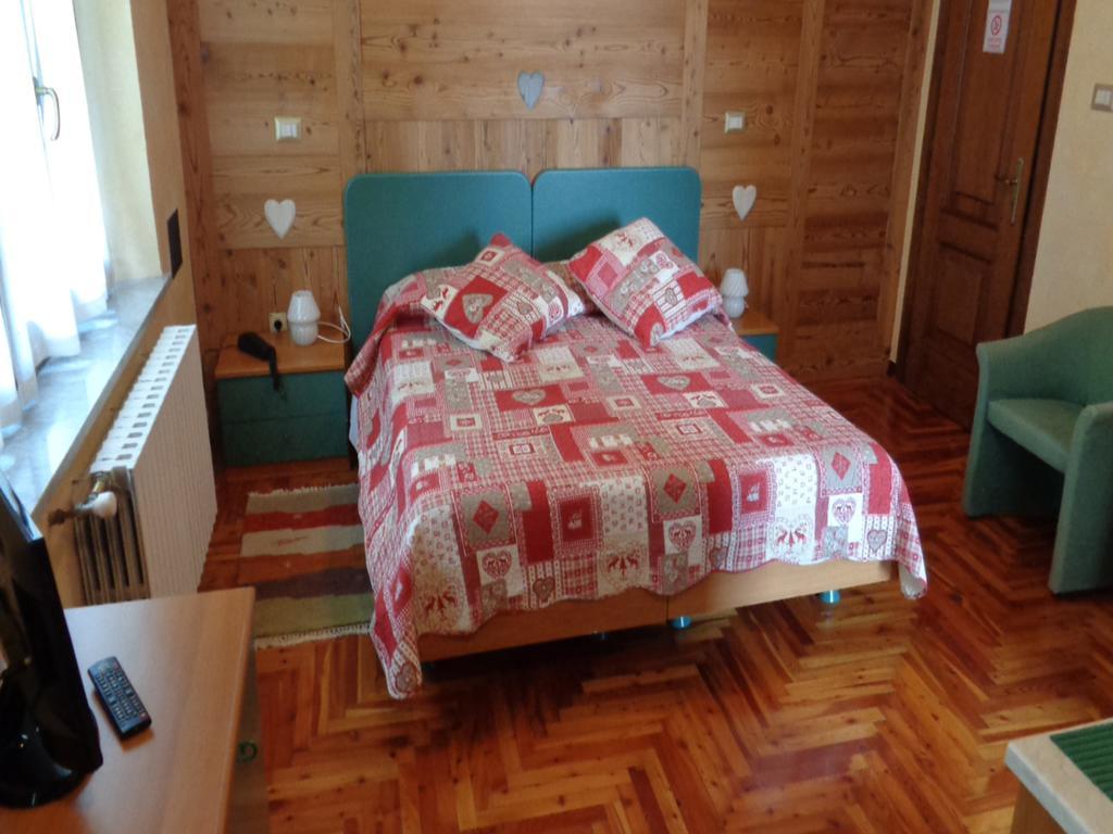 Mont Gele Hotell Ollomont Exteriör bild